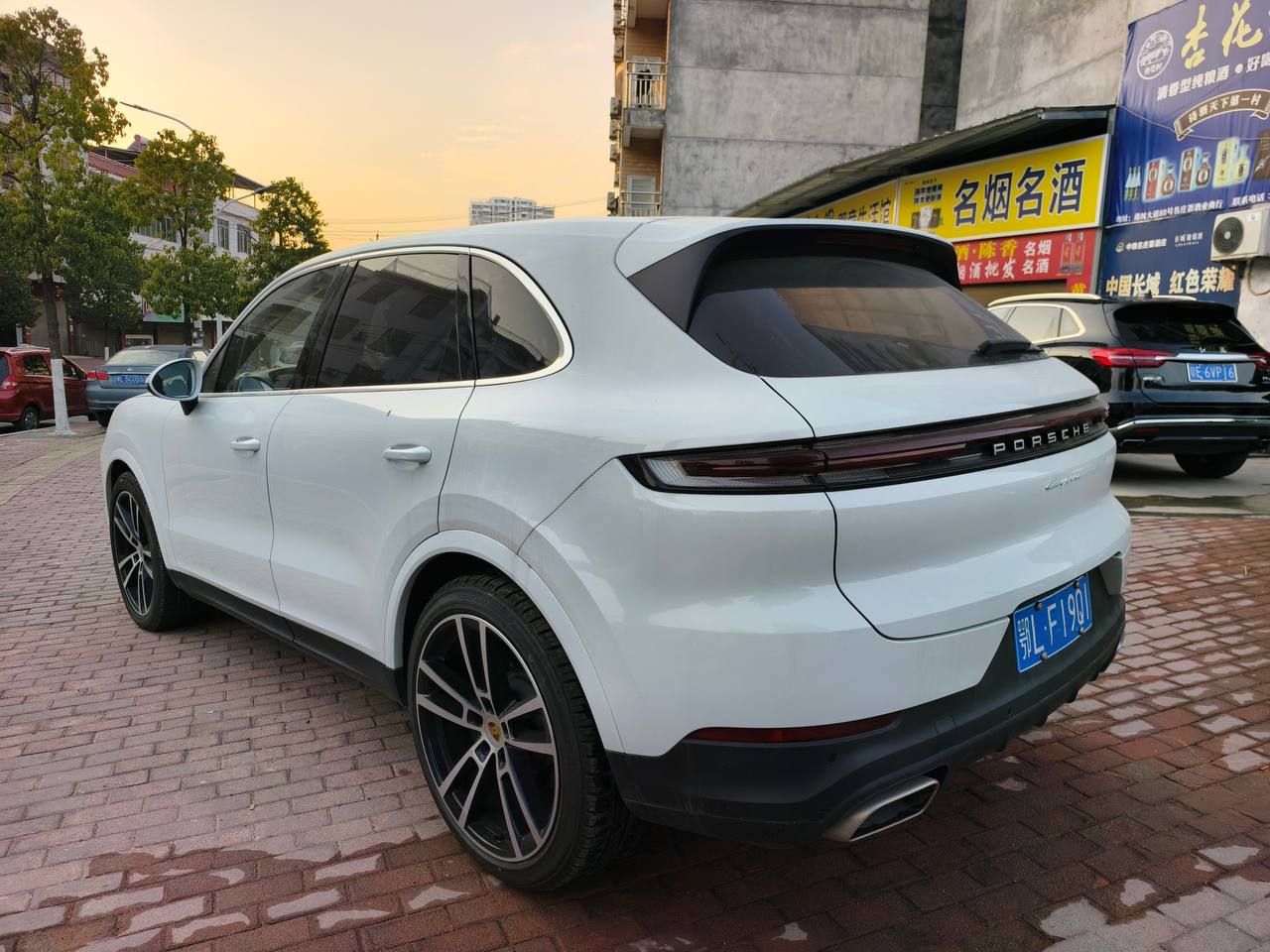 鄂LF19Q1保时捷牌机动车一辆